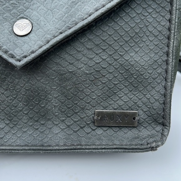 Roxy Textured Crossbody Bag - Picture 3 of 12